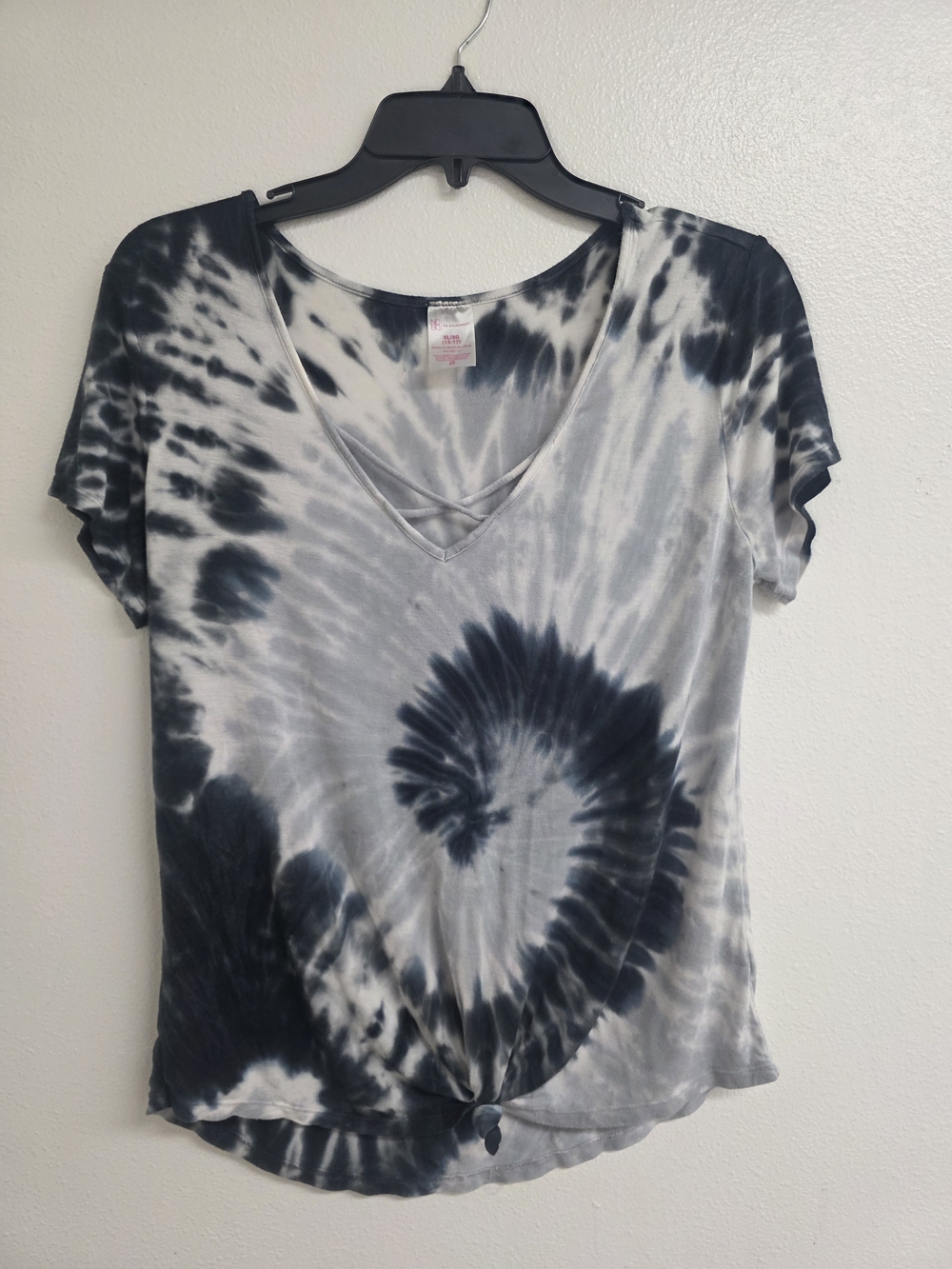 No Boundaries Black & White Tie-Dye V-Neck Short Sleeve Top (0679)